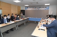 오유경 식품의약품안전처장이 21일 희소·긴급도입 필요 의료기기 규제혁신 현장방문을 위해 서울 종로구 강북삼성병원을 방문해 진성민 강북삼성병원 진료 부원장 등 참석자들과 간담회를 하고 있다.
