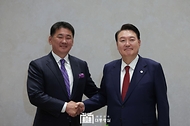 윤석열 대통령이 21일(현지시간) 미국 뉴욕에서 열린 ‘한-몽골 정상회담’에서 오흐나 후렐수흐 몽골 대통령과 악수하며 기념촬영을 하고 있다.