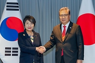 박진 외교부 장관이 21일(현지시간) 미국 뉴욕에서 열린 ‘유엔 총회 고위급 회기’에서 가미카와 요코 신임 일본 외무대신과의 회담에 앞서 기념촬영을 하고 있다.