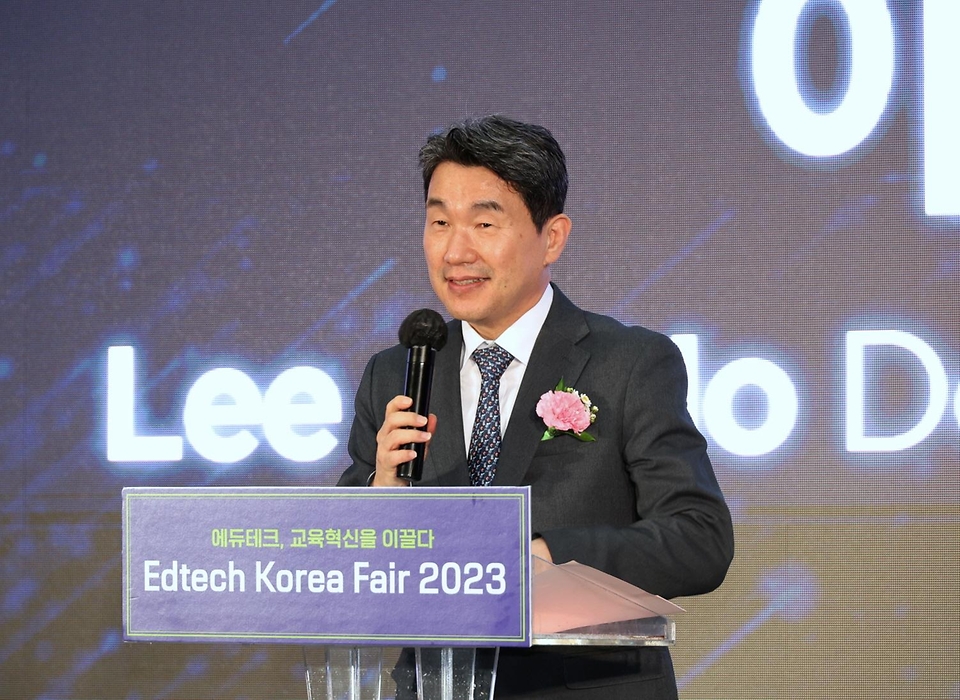 이주호 부총리 겸 교육부장관이 21일 서울 강남구 코엑스에서 열린 ‘2023 에듀테크 코리아 페어’ 개막식에서 개회사를 하고 있다.