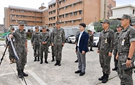김완섭 기획재정부 차관이 21일 강원 동해시 해군 제1함대를 방문해 관계자로부터 부대현황 및 함정 설명을 듣고 있다.