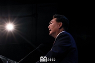 윤석열 대통령이 21일(현지시간) 미국 뉴욕대학교에서 열린 ‘뉴욕 디지털 비전 포럼’에서 기조연설을 하고 있다.