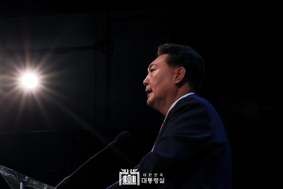 윤석열 대통령이 21일(현지시간) 미국 뉴욕대학교에서 열린 ‘뉴욕 디지털 비전 포럼’에서 기조연설을 하고 있다.