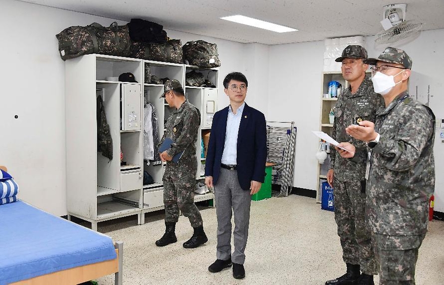 김완섭 기획재정부 차관이 21일 강원 동해시 해군 제1함대를 방문해 간부숙소를 시찰하고 있다.