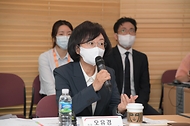 오유경 식품의약품안전처장이 21일 희소·긴급도입 필요 의료기기 규제혁신 현장방문을 위해 서울 종로구 강북삼성병원을 방문해 간담회에서 인사말을 하고 있다.