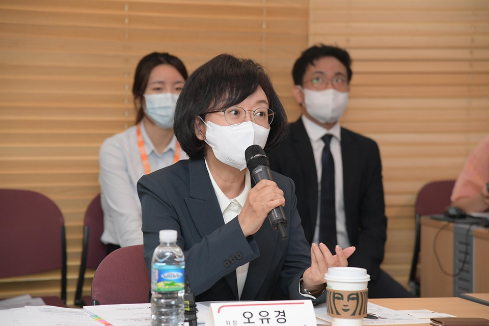 오유경 식품의약품안전처장이 21일 희소·긴급도입 필요 의료기기 규제혁신 현장방문을 위해 서울 종로구 강북삼성병원을 방문해 간담회에서 인사말을 하고 있다.