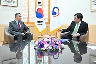 장호진 외교부 1차관이 18일 서울 종로구 외교부 청사에서 브렛 홈그렌 미국 국무부 정보조사국 차관보와 북한 문제, 한미 외교당국 간 정보 교류, 한미동맹 등에 대해 논의하고 있다.