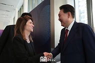 윤석열 대통령이 21일(현지시간) 미국 뉴욕대학교에서 열린 ‘뉴욕 디지털 비전 포럼’에 앞서 린다 밀스 뉴욕대 총장과 인사하고 있다.