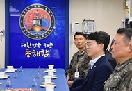 김완섭 기획재정부 차관이 21일 강원 동해시 해군 제1함대를 방문해 관계자로부터 부대현황 및 함정 설명을 듣고 있다.