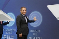 이상민 행정안전부 장관이 22일 부산 동구 부산항국제전시컨벤션센터에서 열린 ‘2023 지방재정전략회의’에 참석해 건전 재정운영을 위한 공동다짐 퍼포먼스를 하고 있다.