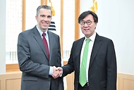 장호진 외교부 1차관이 18일 서울 종로구 외교부 청사에서 브렛 홈그렌 미국 국무부 정보조사국 차관보와 악수하며 기념촬영을 하고 있다.