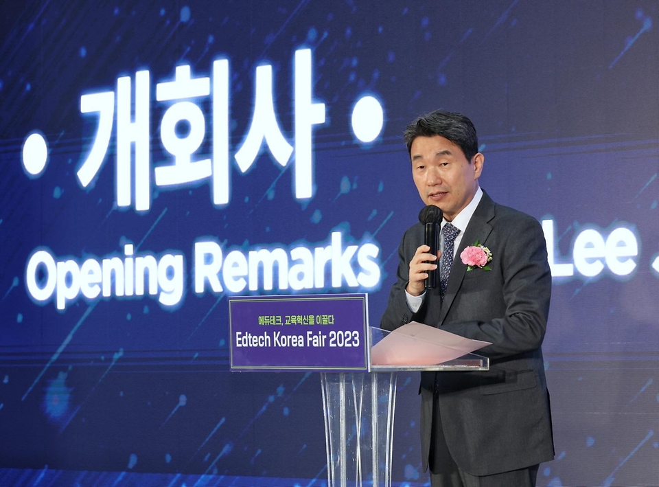 이주호 부총리 겸 교육부장관이 21일 서울 강남구 코엑스에서 열린 ‘2023 에듀테크 코리아 페어’ 개막식에서 개회사를 하고 있다.