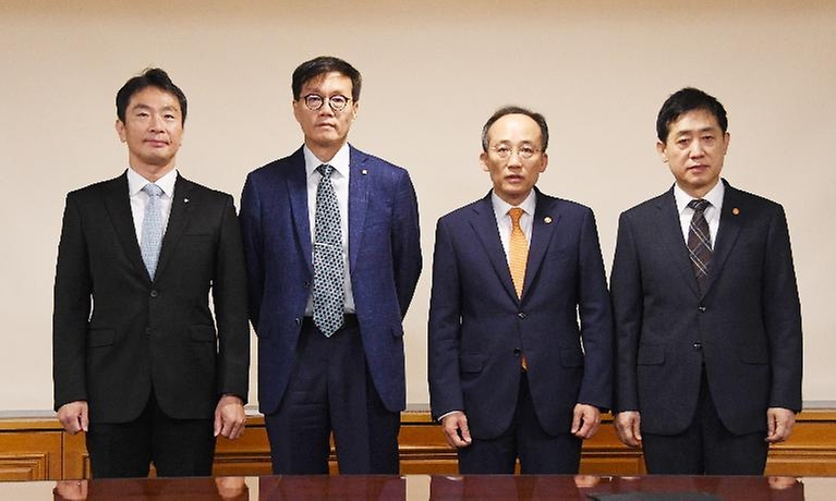 추경호 부총리 겸 기획재정부 장관이 21일 서울 중구 은행회관에서 열린 ‘비상거시경제금융회의’에 앞서 참석자들과 기념촬영을 하고 있다. (왼쪽부터) 이복현 금융감독원장, 이창용 한국은행 총재, 추경호 부총리 겸 기획재정부 장관, 김주현 금융위원장.