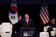 윤석열 대통령이 21일(현지시간) 미국 뉴욕대학교에서 열린 ‘뉴욕 디지털 비전 포럼’에서 참석자들을 향해 인사하고 있다.