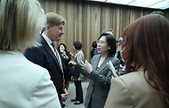 김현숙 여성가족부 장관이 21일 서울 영등포구 여의도 63컨벤션센터에서 열린 ‘2023 대한민국 양성평등 포럼’ 개회식에서 참가자들과 환담을 나누고 있다.
