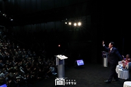 윤석열 대통령이 21일(현지시간) 미국 뉴욕대학교에서 열린 ‘뉴욕 디지털 비전 포럼’에서 기조연설을 위해 단상으로 이동하고 있다.
