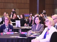 김현숙 여성가족부 장관이 21일 서울 영등포구 여의도 63컨벤션센터에서 열린 ‘2023 대한민국 양성평등 포럼’ 개회식에 참석하고 있다. 이번 포럼은 각국 정부와 학계, 시민사회가 함께 저출산 대응 방안을 논의하기 위해 마련됐다.