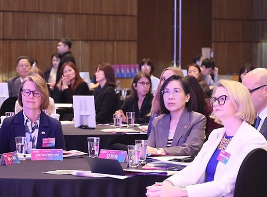김현숙 여성가족부 장관이 21일 서울 영등포구 여의도 63컨벤션센터에서 열린 ‘2023 대한민국 양성평등 포럼’ 개회식에 참석하고 있다. 이번 포럼은 각국 정부와 학계, 시민사회가 함께 저출산 대응 방안을 논의하기 위해 마련됐다.