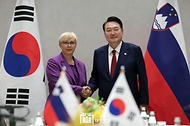 윤석열 대통령이 21일(현지시간) 미국 뉴욕에서 열린 ‘한-슬로베니아 정상회담’에서 나타샤 피르츠 무사르 슬로베니아 대통령과 악수하며 기념촬영을 하고 있다.