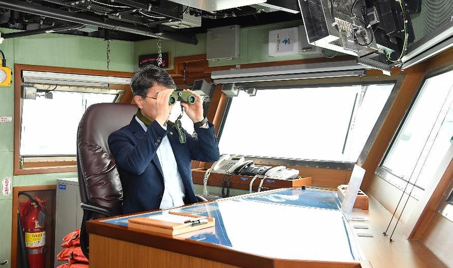 김완섭 기획재정부 차관이 21일 강원 동해시 해군 제1함대를 방문해 함선 내 시설을 둘러보고 있다.