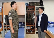 김완섭 기획재정부 차관이 21일 강원 동해시 해군 제1함대를 방문해 병영생활관을 둘러보며 병사와 인사하고 있다.