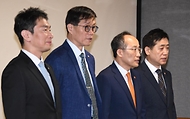 추경호 부총리 겸 기획재정부 장관이 21일 서울 중구 은행회관에서 열린 ‘비상거시경제금융회의’에 앞서 참석자들과 기념촬영을 하고 있다.