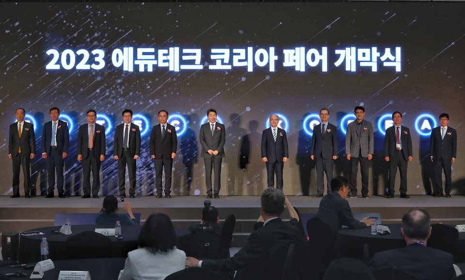 이주호 부총리 겸 교육부장관이 21일 서울 강남구 코엑스에서 열린 ‘2023 에듀테크 코리아 페어’ 개막식에서 참석자들과 기념촬영을 하고 있다.