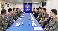 김완섭 기획재정부 차관이 21일 강원 동해시 해군 제1함대를 방문해 관계자로부터 부대현황 및 함정 설명을 듣고 있다.