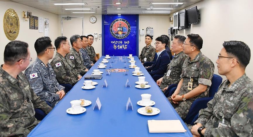 김완섭 기획재정부 차관이 21일 강원 동해시 해군 제1함대를 방문해 관계자로부터 부대현황 및 함정 설명을 듣고 있다.