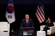 윤석열 대통령이 21일(현지시간) 미국 뉴욕대학교에서 열린 ‘뉴욕 디지털 비전 포럼’에서 기조연설을 하고 있다.