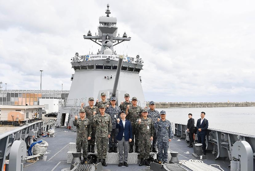 김완섭 기획재정부 차관이 21일 강원 동해시 해군 제1함대를 방문해 함정에서 관계자들과 기념촬영을 하고 있다.