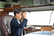 김완섭 기획재정부 차관이 21일 강원 동해시 해군 제1함대를 방문해 함선 내 시설을 둘러보고 있다.