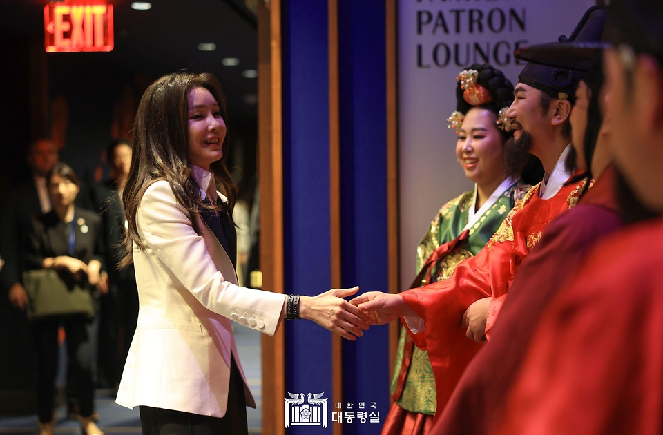 김건희 여사가 20일(현지시간) 미국 뉴욕 링컨센터 데이비드 게펜 홀에서 열린 국립합창단의 ‘훈민정음’ 공연을 관람한 뒤 출연진을 격려하고 있다.