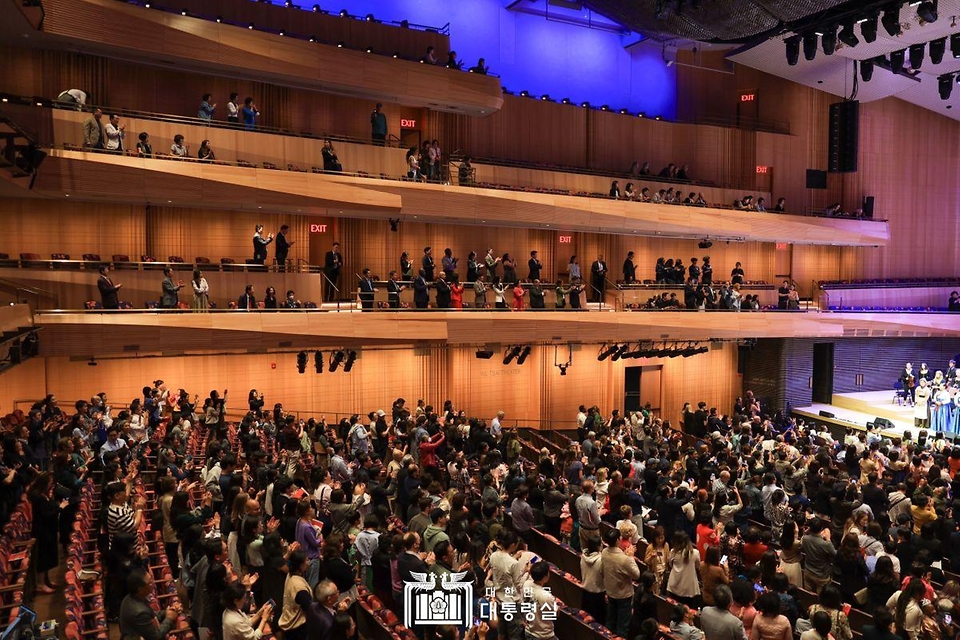 20일(현지시간) 미국 뉴욕 링컨센터 데이비드 게펜 홀에서 국립합창단의 ‘훈민정음’ 공연이 진행되고 있다.