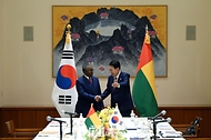 윤석열 대통령이 21일(현지시간) 미국 뉴욕에서 열린 ‘한-기니비사우 정상회담’에서 우마루 시소쿠 엠발로 기니비사우 대통령과 기념촬영을 마친 뒤 자리를 안내하고 있다.