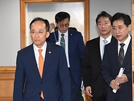 추경호 부총리 겸 기획재정부 장관이 21일 서울 중구 은행회관에서 열린 ‘비상거시경제금융회의’에 참석하기 위해 회의장에 입장하고 있다.
