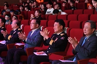 남화영 소방청장이 21일 인천 연수구 인천글로벌캠퍼스 대강당에서 열린 ‘제24회 전국 119소방동요 경연대회’에 참석해 공연을 관람하고 있다.