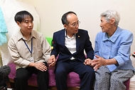 추경호 부총리 겸 기획재정부 장관이 22일 서울 서대문 소재 독거 어르신 가정을 방문해 어르신의 생활과 관련된 애로사항을 청취하고 있다.