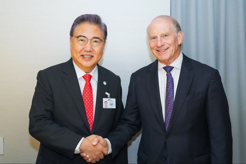 박진 외교부 장관이 20일(현지시간) 미국에서 리처드 하스 미 외교협회 명예회장과 악수하며 기념촬영을 하고 있다.