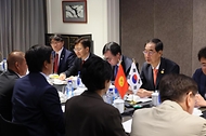 한덕수 국무총리가 24일(현지시간) 중국 항저우 그랜드 하얏트 호텔에서 에딜 바이살로프 키르키스스탄 부총리와 면담하고 있다.