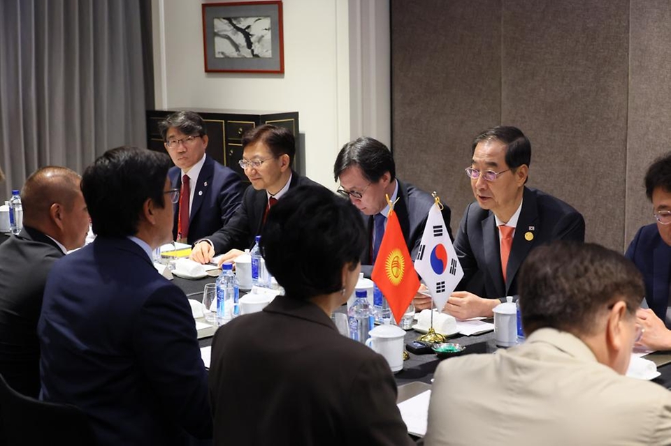 한덕수 국무총리가 24일(현지시간) 중국 항저우 그랜드 하얏트 호텔에서 에딜 바이살로프 키르키스스탄 부총리와 면담하고 있다.