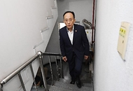 추경호 부총리 겸 기획재정부 장관이 22일 서울 서대문 소재 독거 어르신 가정을 방문하고 있다.