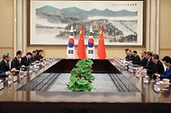 한덕수 국무총리가 23일(현지시간) 중국 항저우 저장성 항저우 시후 국빈관에서 시진핑 중국 국가 주석 및 중국 정부 관계자들과 면담하고 있다.