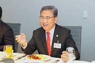 박진 외교부 장관이 20일(현지시간) 미국에서 리처드 하스 미 외교협회 명예회장을 접견하고 있다.