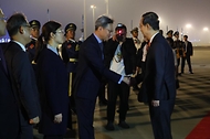 한덕수 국무총리가 24일(현지시간) 중국 항저우 샤오산 국제공항에서 출국하기 전 환송객과 인사하고 있다.