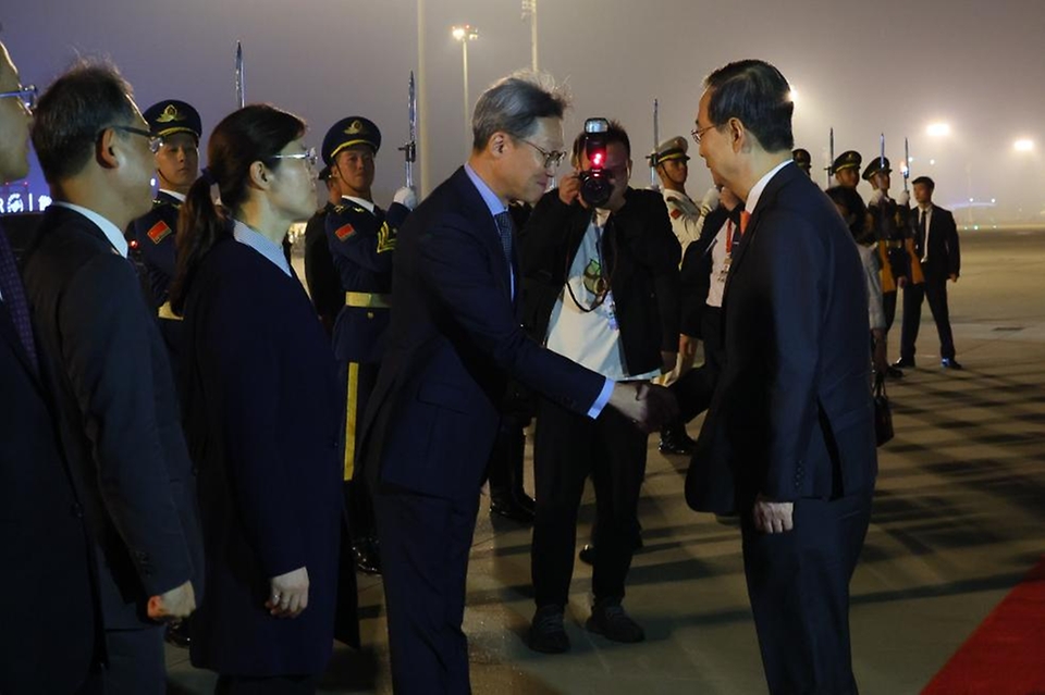 한덕수 국무총리가 24일(현지시간) 중국 항저우 샤오산 국제공항에서 출국하기 전 환송객과 인사하고 있다.