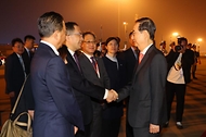 한덕수 국무총리가 24일(현지시간) 중국 항저우 샤오산 국제공항에서 출국하기 전 환송객과 인사하고 있다.