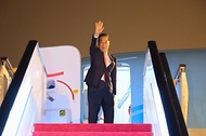 한덕수 국무총리가 24일(현지시간) 중국 항저우 샤오산 국제공항에서 출국하기 전 환송객들에게 손을 들어 인사하고 있다.
