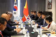 한덕수 국무총리가 24일(현지시간) 중국 항저우 그랜드 하얏트 호텔에서 샤나나 구스마웅 동티모르 총리와 면담하고 있다.