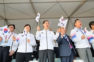 한덕수 국무총리가 24일(현지시간) 중국 푸양 인후 스포츠센터에서 열린 ‘제19회 항저우 아시안게임 근대5종 남자 결승전’에 참석해 한국 선수들을 응원하고 있다.